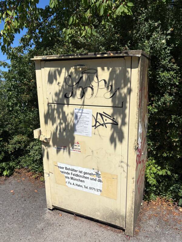 Altkleidercontainer an der Zugspitzstraße
