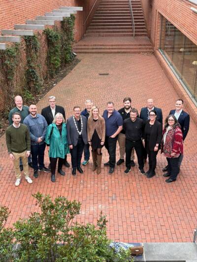 Die Mitglieder des Gemeinderats in der Legislaturperiode 2020 - 2026 
Bild von li. n. re.: Tobias Schmitt, Hendrik Feuerstein, Leonard Wagner, Dr. Ulrich Rüßmann, Silvia Pahl-Leclerque, Bürgermeister Andreas Janson, Stephan Gerber, Verena Claudi-Weißig, Michael Schön, Manuel Schön, Martin Obergroßberger, Herbert Vanvolsem, Silvia Ritter, Katharina Funk, Christian Wilhelm (nicht im Bild sind die Gemeinderäte: Daniel Golibrzuch, Wolfgang Kellerer, Anneliese Oettrich,  Knut Schwarz, Brigitte Pfaffinger und Tanja Schmitt) 