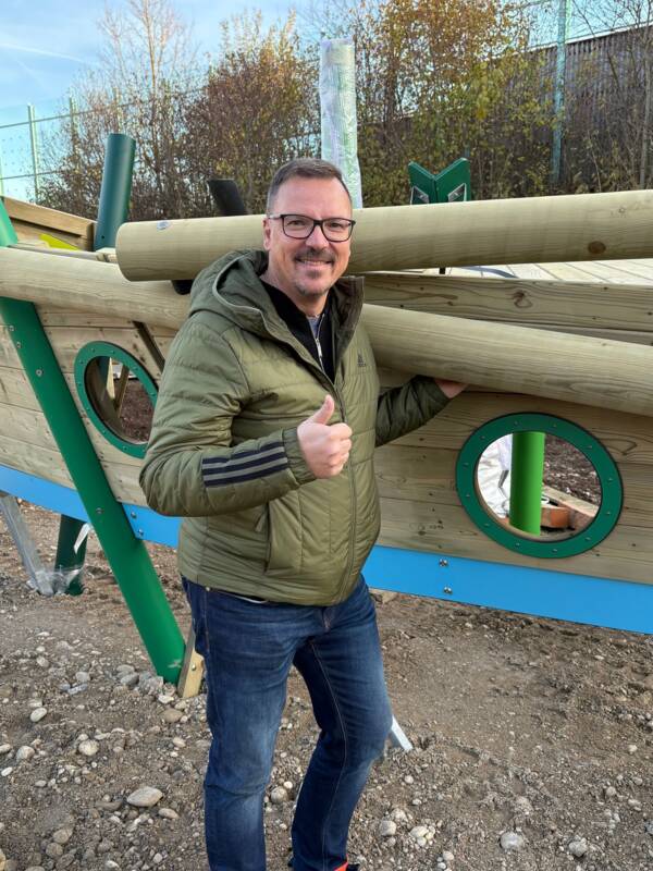 Bürgermeister Andreas Janson freut sich über einen neuen Piratenspielplatz