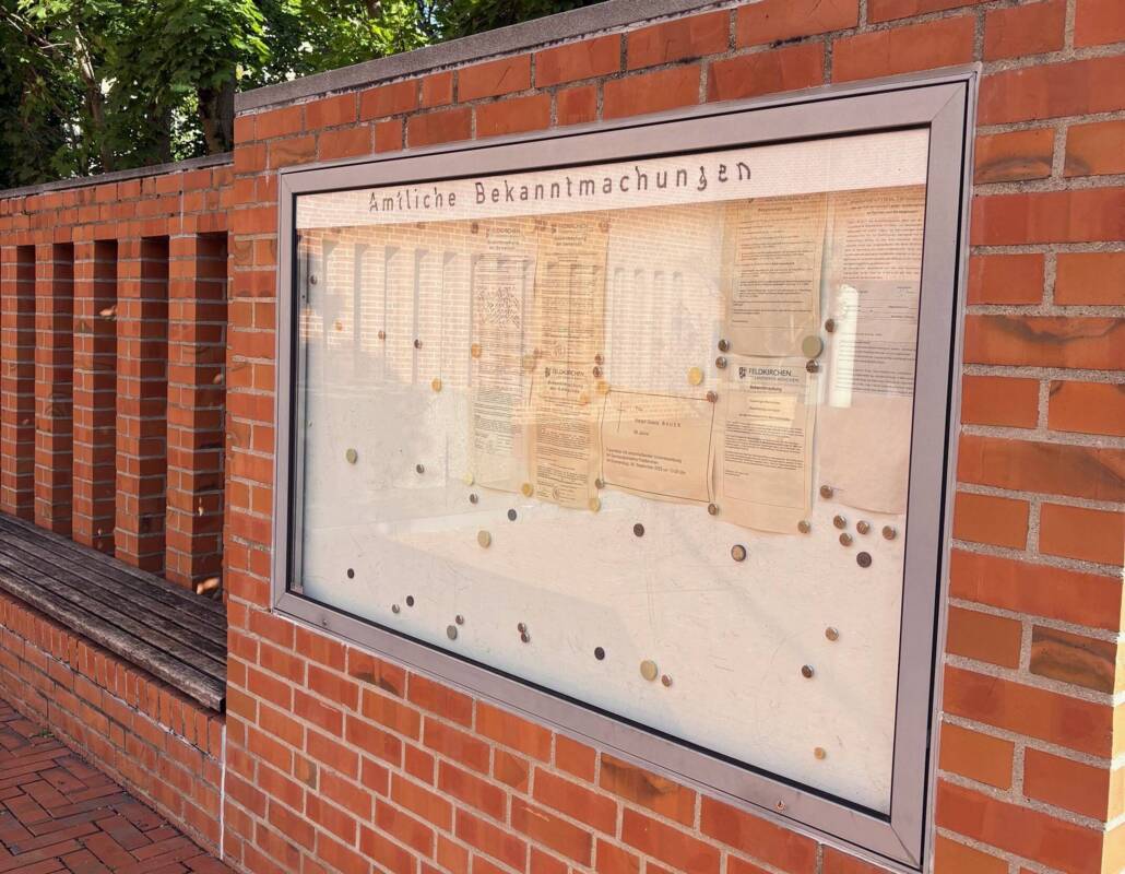 Amtliche Bekanntmachungstafel am Rathausplatz