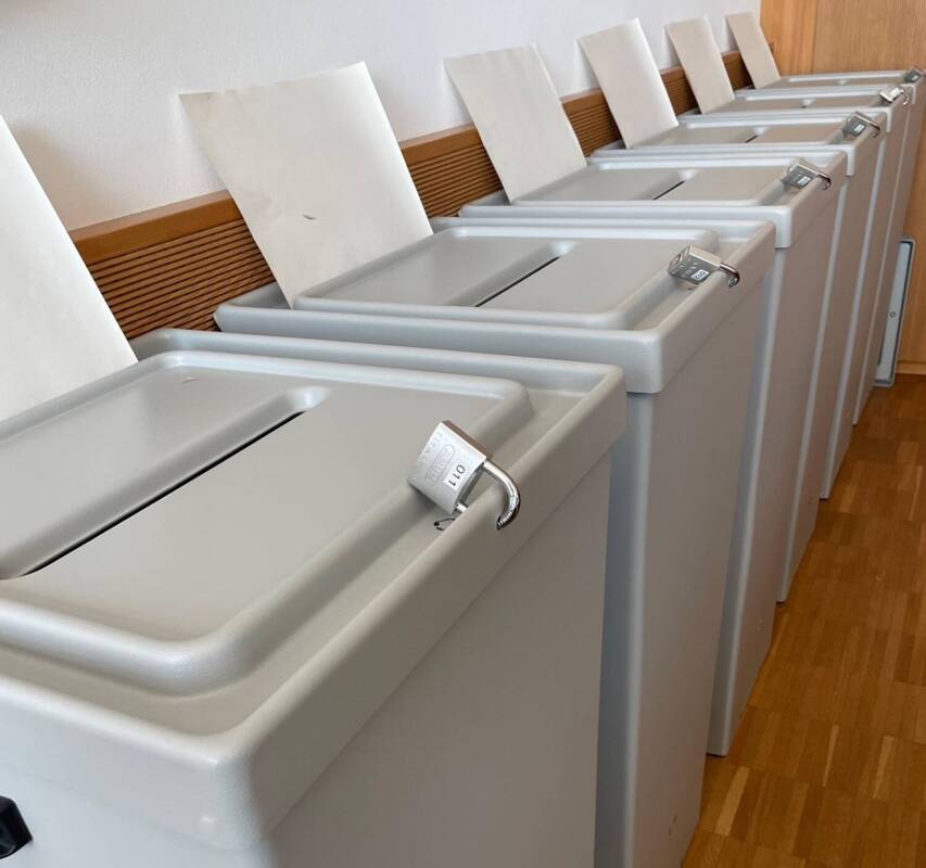 Wahlurnen stehen aufgereiht