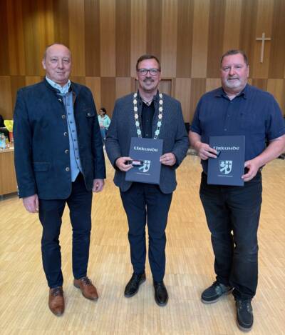 Feldkirchens 2. Bürgermeister Herbert Vanvolsem (li.) zeichnete Bürgermeister Andreas Janson (Mi.) mit der goldenen Ehrennadel der Gemeinde für 18. Jahre Gemeinderatszugehörigkeit aus. Gemeinderat Michael Schön erhielt die Auszeichnung mit der goldenen Ehrennadel und einer Urkunde für für sein 18-jähriges Engagement im Gemeinderat aus den Händen des 1. Bürgermeisters,