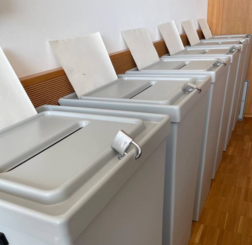 Wahlurnen stehen aufgereiht