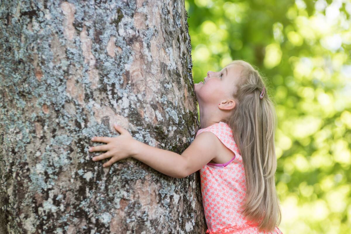 Umwelt Klimaschutz Mädchen umarmt Baum