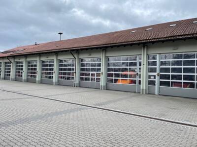 Das heutige Feldkirchner Feuerwehrgerätehaus an der Münchner Straße wurde 1981 feierlich eingeweiht. Es bietet Platz für insgesamt 10 Einsatzfahrzeuge.